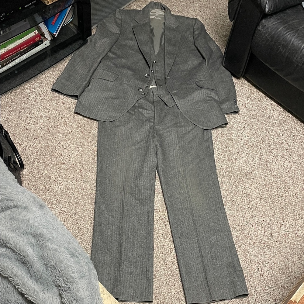 Vintage 100% wool Classic Men's Three-Piece Gray Pinstripe Suit